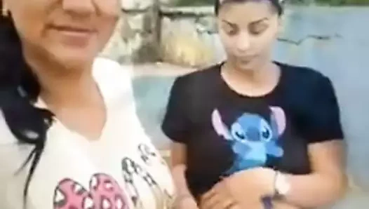 Amatör dik aunty emme memeler açık havada