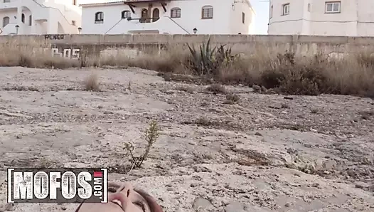 Mofos - piikara blood plajda Jordi ile tanışıyor ve büyük yarağını herkesin içinde almaya karar veriyor