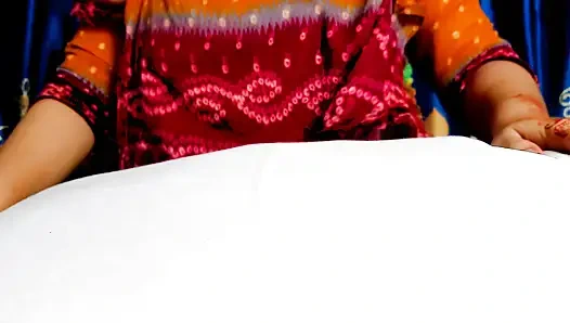 Üvey anne Nusrat kendini tatmin ediyor ve üvey oğlunu tatlı bir sikiş için çağırıyor xxx