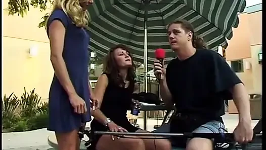 Sarışın üniversiteli piliç kamera ekibinden çekici adam tarafından sikiliyor