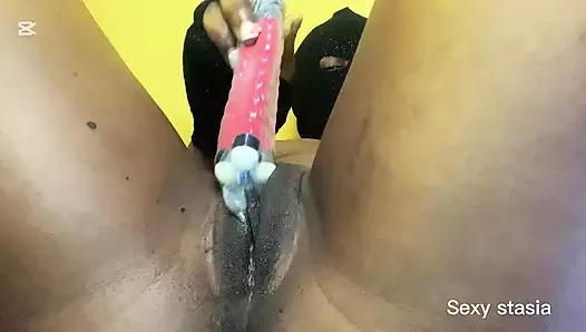 Zenci kız bir nesneye çok sert boşalıyor