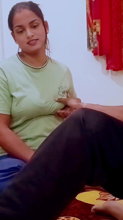 Üvey kız kardeş seksi şeyler yaptıktan sonra üvey erkek kardeşinin arkadaşıyla seks yapıyor | Klip 1
