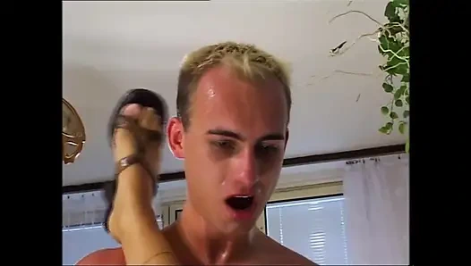 Kovboy kız binişi sırasında amcık suları damlıyor