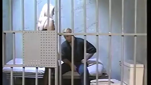 Hapishanedeki sarışın genç kız bu ateşli delikanlıya sakso çekiyor