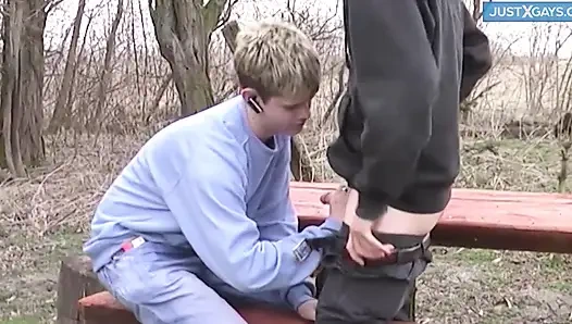 Eşcinsel üçlü dışarıda sakso çekiyor ve odamda sikişiyor