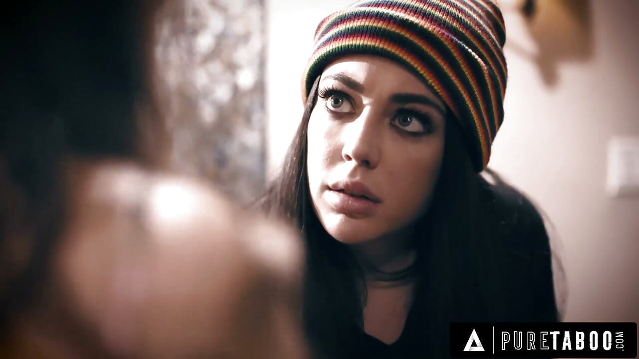 PURE TABOO Kurnaz Paige Owens Kız Arkadaşı Whitney Wright'ı Sapık Üvey Babasını Tatmin Etmesi İçin Kandırıyor