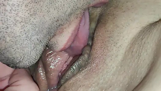 Kocam vajinamı yiyor. Zaten çişime gittim)