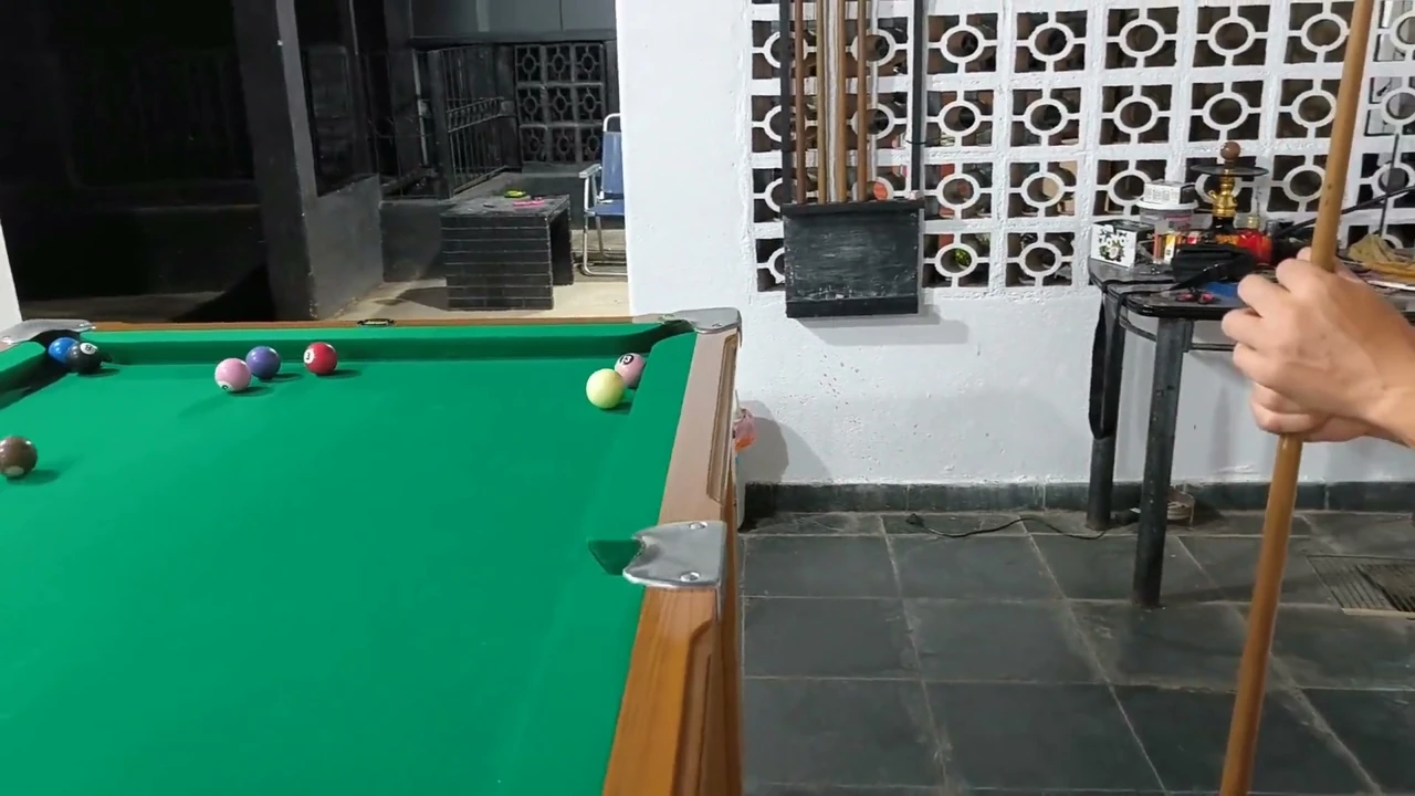Brasileños desnudos jugando billar en porno gay