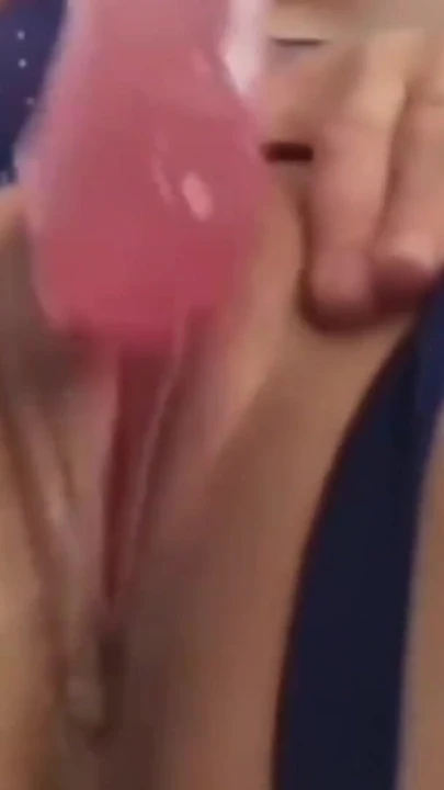 Незабываемый момент от "Милфа с супер сочной киской с большим клитором мастурбирует крупным планом"