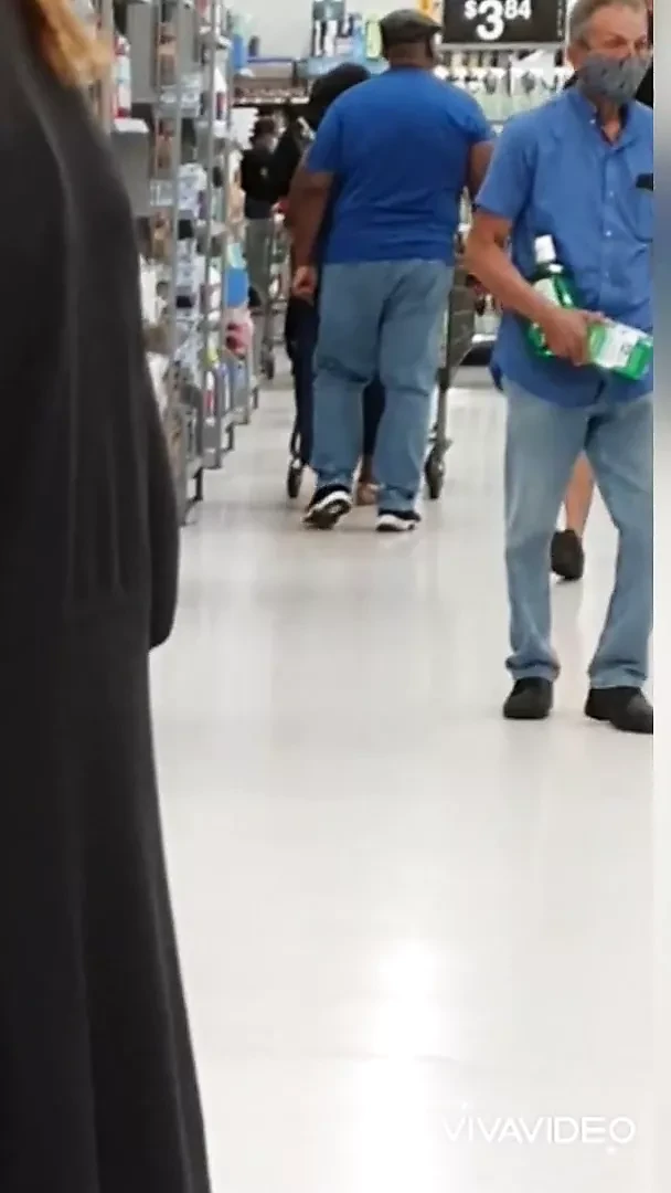 Сиськи в супермаркете