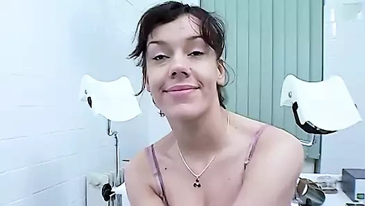 Siyah saçlı kız doktorda ateşli soloyu gösteriyor