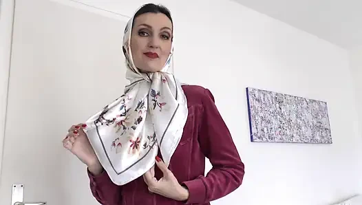Gösteri Güzel Saten Başörtüsü, JOI, Lady Victoria Valente