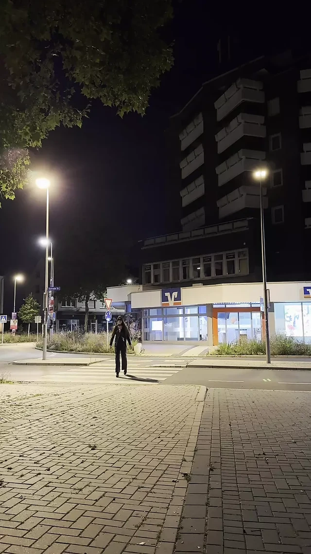 Прохаживаюсь в коже и на каблуках в публичных местах