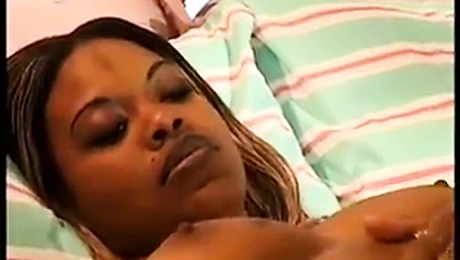 Xtacy pembe bir yapay penis için onu kedi dudaklarını yayılır