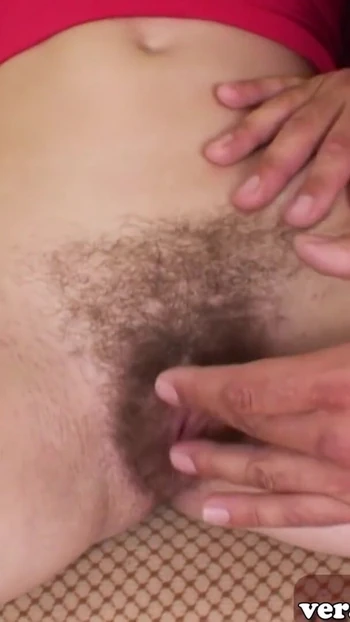 Обязательный для просмотра момент от "Немецкая волосатая тинка-брюнетка снимает порно в любительском ретро видео"