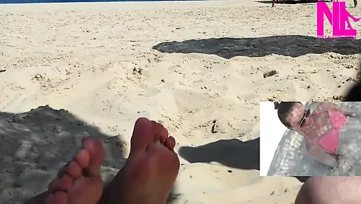 Sahilde ayaklarımda gıdıklanıyorum