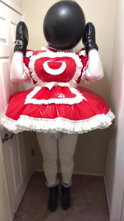 Thefrillymaid baloluk hizmetçi kombinezon hizmetçi üniforması içinde poz veriyor