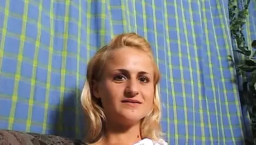 Sarışın genç kız oyuncu seçmelerinde küçük göğüslerini gösteriyor