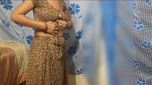 Hintli kadının seksi video köyü yenge tüm kıyafetlerini açıyor