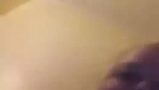 Frosso göğüsleri ile oynuyor