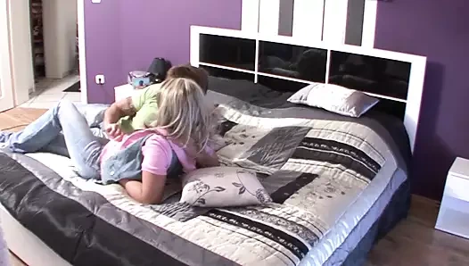 Üvey kızını nasıl siktiği filme alıyor ve kız bu konuda hiçbir şey bilmiyor!