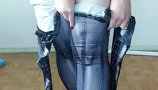 Örümcek kız giyiniyor