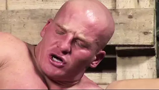 Ayı efendisi kaslı altını derin sikiyor