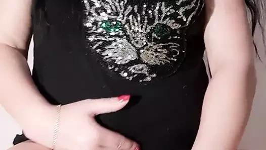 Tatlı pisi bir oyuncak üzerinde oturdu ve onu kedi masaj