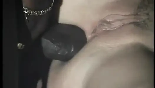 Adam bu güzel beyaz sürtüğün göt deliğini dolduruyor