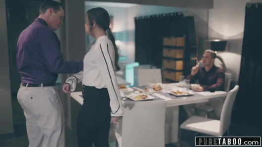 Arkadaşımı sevgilimin önünde becermek zorunda kaldım!