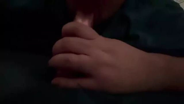 Kadın kılıklı kadın dildosunu emiyor