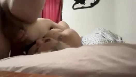 Evli kadın orgazm oluyor ve sonra sert sikişiyor