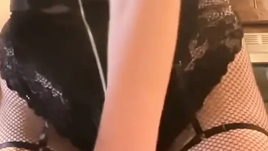 73 dev kadın minik mutfakta yemek yapıyor