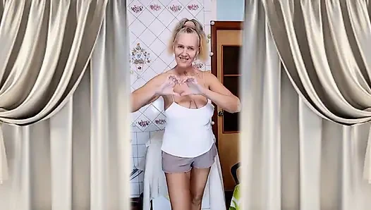 Nine mutfakta evde giyiniyor ve kadın mastürbasyonu yapıyor