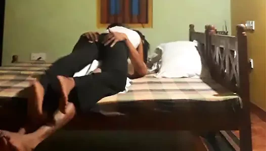 Güzel Sri Lankalı kız dersten sonra arkadaşıyla sikişiyor