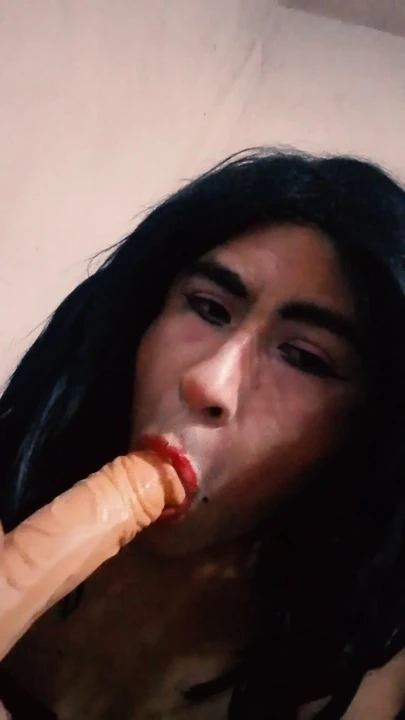 Trans bebek süper büyük ve kalın zengin bir dildoyu emiyor