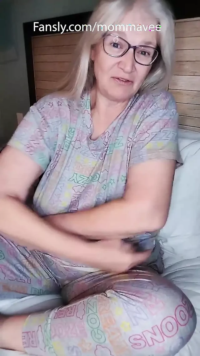 Ateşli orta yaşlı seksi kadın erkek arkadaşından ayrıldıktan sonra mastürbasyon yapıyor!