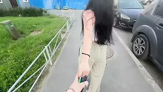 Otobüs durağında tanıdığım bir kıza rastladım ve ona biraz sakso verdim