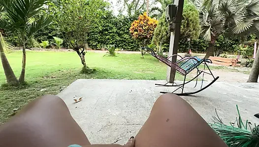 Kolombiyalı köylü kadın komşularının onu izlemesi için evinin önünde mastürbasyon yapıyor