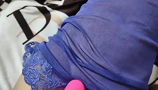 Hintli anne Suman'ın amcığının önünde yatakta çıplak