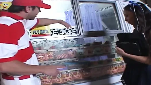 Sapık hatunlar sahne 4_busty latin genç kız dondurma kamyonunda yüze boşalmanın tadını çıkarıyor