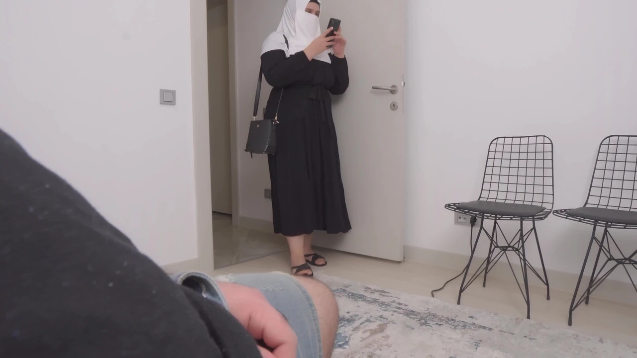 वह हैरान है!!! मैंने अस्पताल के प्रतीक्षालय में हिजाब वाली एक विवाहित महिला को अपना लंड दिखाया।