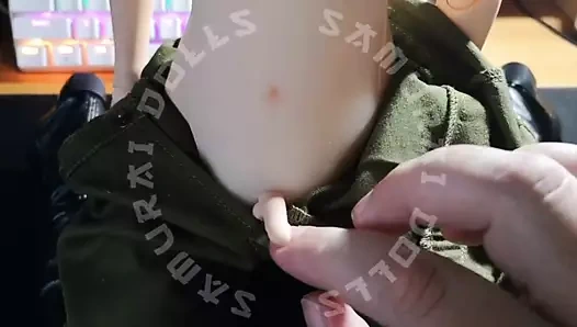 Dollho oyuncak asker alır masturbasyon ve işemek üzerinde kendini