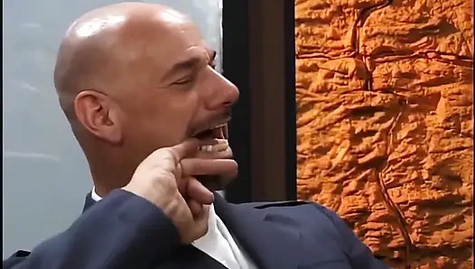 Nina Whett ve Vivi Anne Cinsel Avcılar