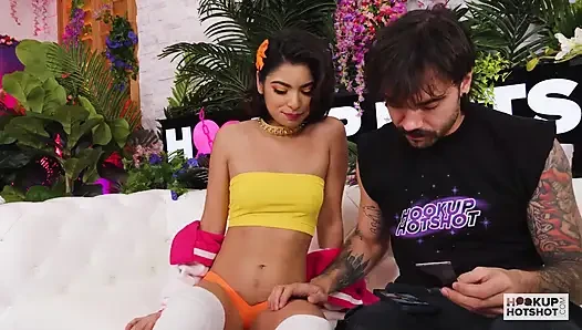 Hazel Heart domalarak sikilirken büyük yapay penisi ağzına alıyor