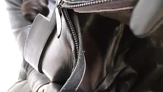 Üvey teyzemin deri ayaklarını ve deri çizmelerini kokluyor bakış açısı