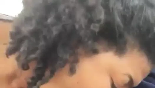 Siyah kadın baş veriyor