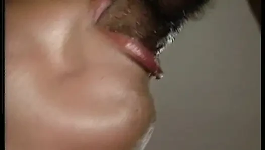 Azgın orta yaşlı seksi kadın patlamalı orgazm için damlayan amını parmaklıyor