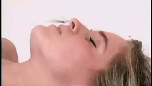 Ateşli sarışın hatun adama amını parmaklarken ıslak göt sikişi yapıyor