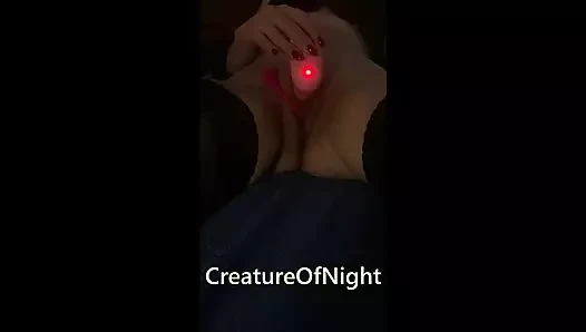 Lovense Toys uzaktan kumandayla inleyerek orgazm oluyor ve fışkırtıyor